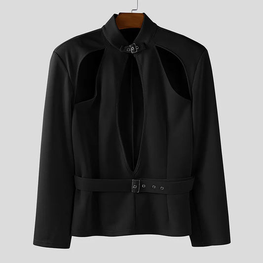 Una chaqueta negra de cuello alto con hebilla, con hombreras, tres huecos en el torso y cinturón integrado