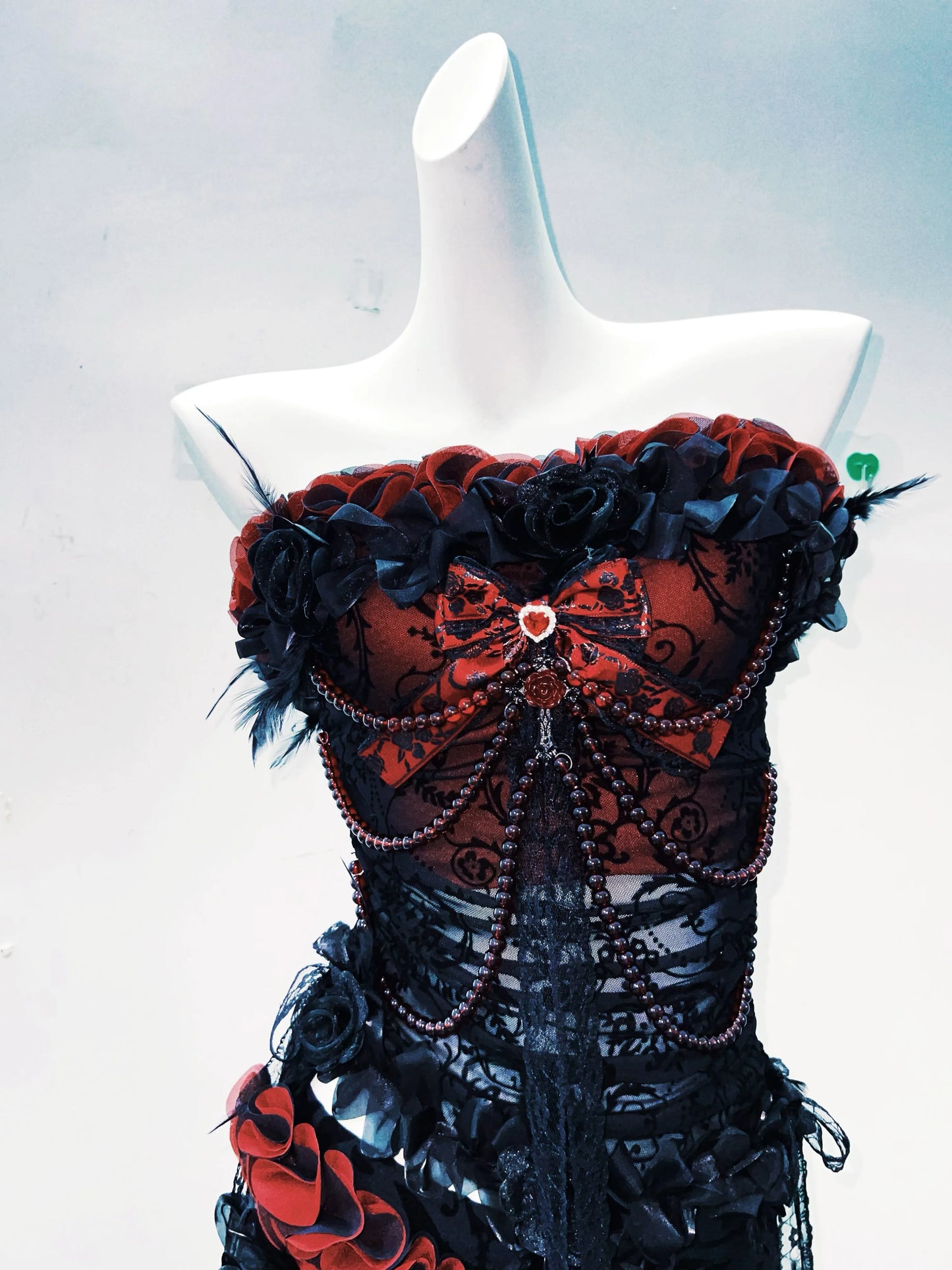 Top gotico kawaii con lazos rojos, perlas rojas, encaje y estampados preciosos estilo alternativo