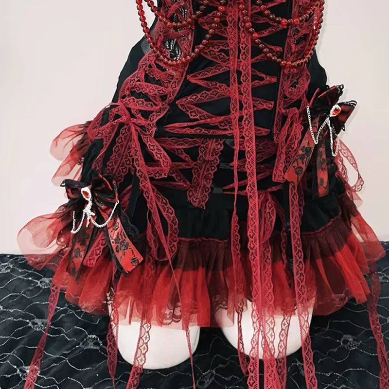 falda gótica roja y negra con lazo decorativo, tiras rojas, perlas rojas estilo neo gótico vintage punk