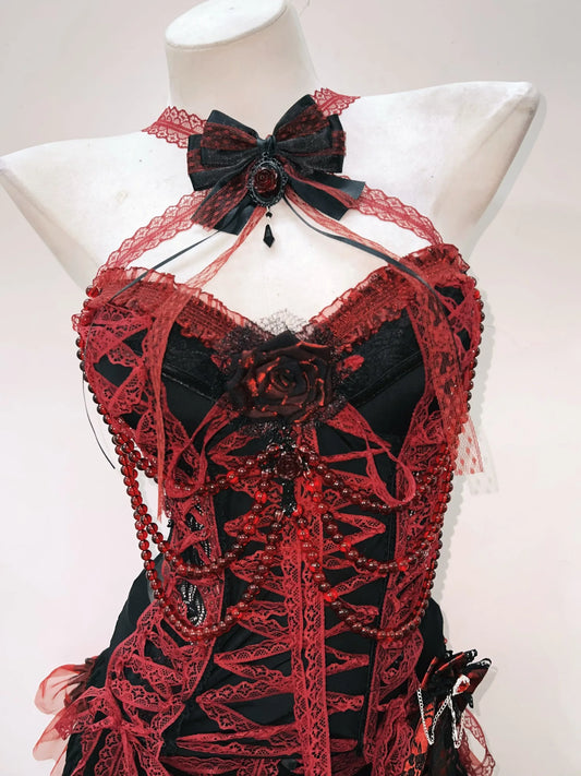 top gótico rojo y negro con lazo decorativo, tiras rojas, perlas rojas y rosa estilo neo gótico vintage punk