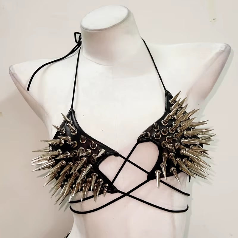 Frontal de Top sujetador punk gótico negro con pinchos metálicos, tachuelas y remaches estilo alternativo