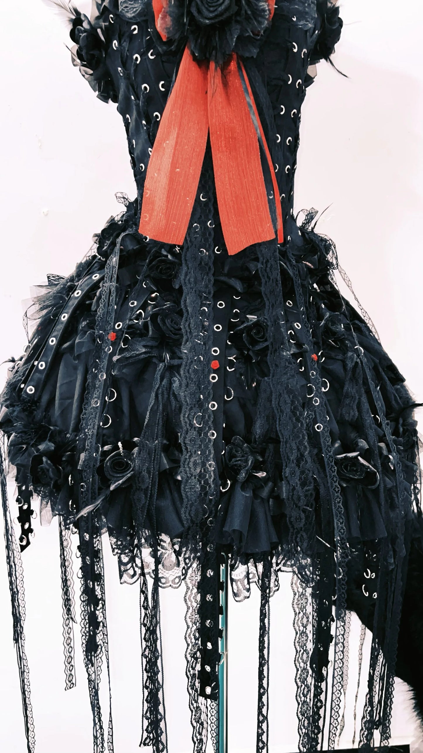 Vestido gótico de 2 piezas con top de encaje vintage sin mangas y falda larga negra estilo alternativo romántico kawaii, imagen de la parte inferior