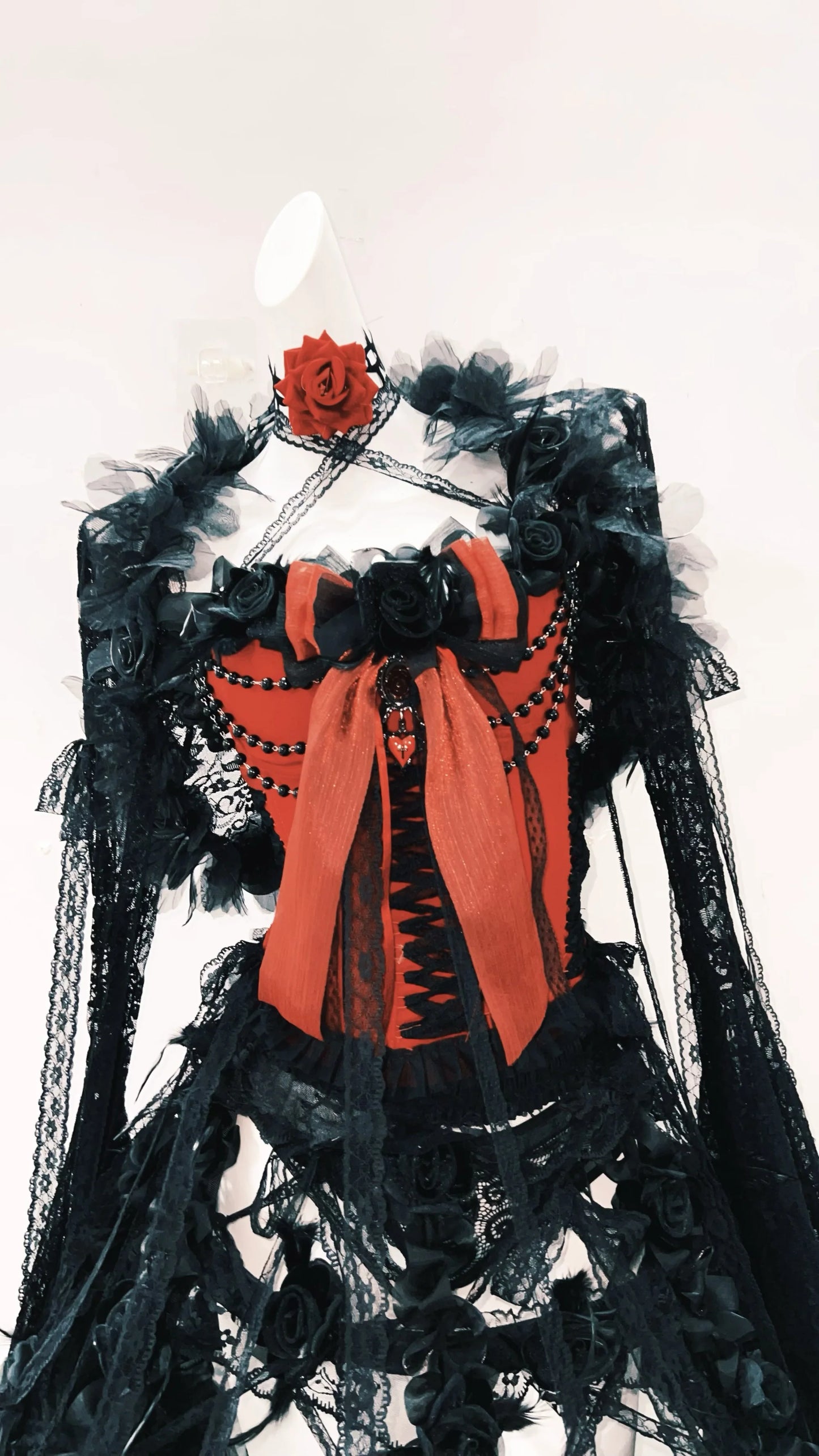 Imagen de la parte superior de un vestido gótico con mangas y falda con diseño cruzado en el pecho y detalles vintage estilo alternativo romántico, como lazos y rosas