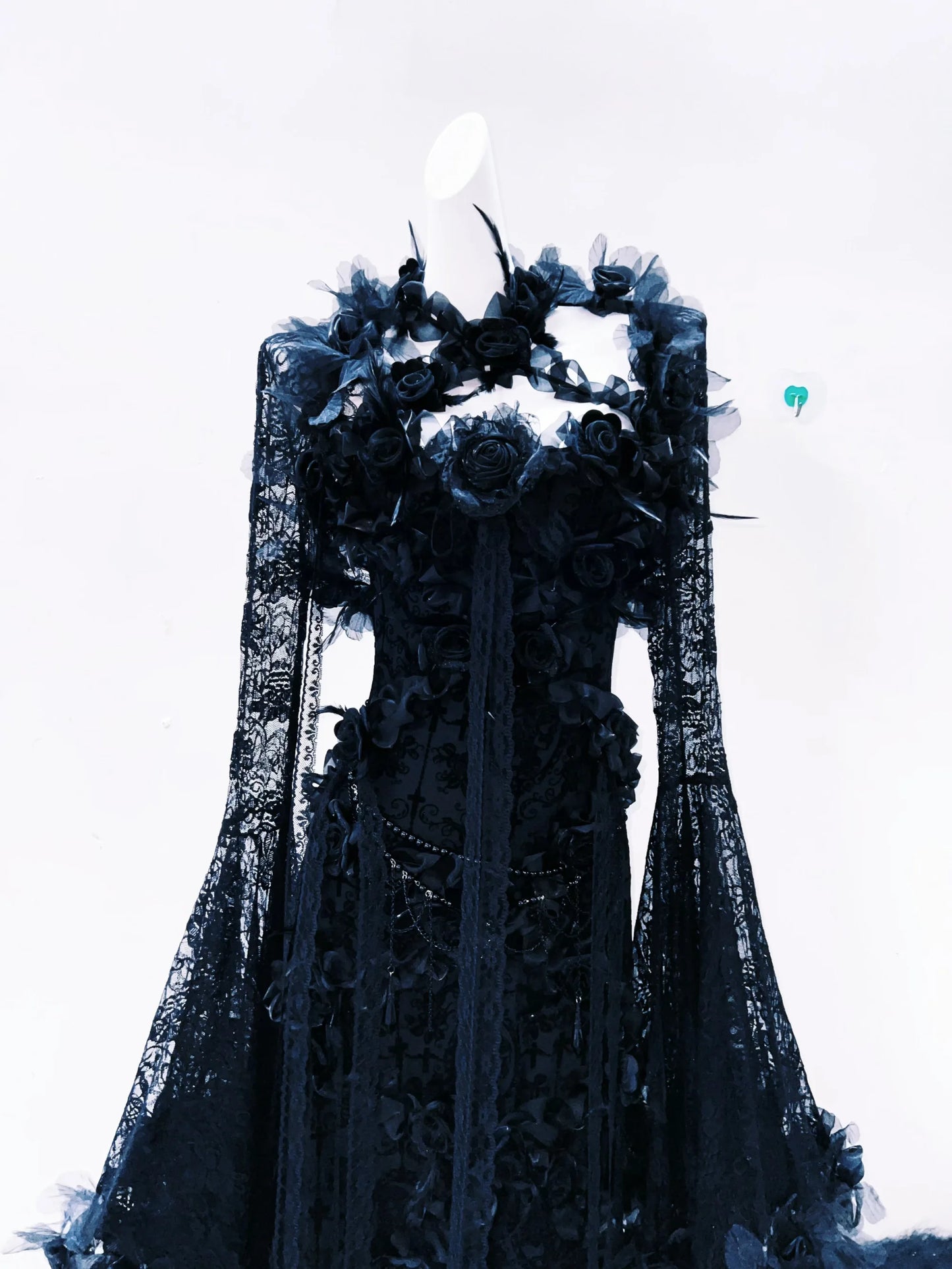 Parte superior de un vestido gótico negro vintage con encaje delicado y detalles únicos estilo alternativo romántico