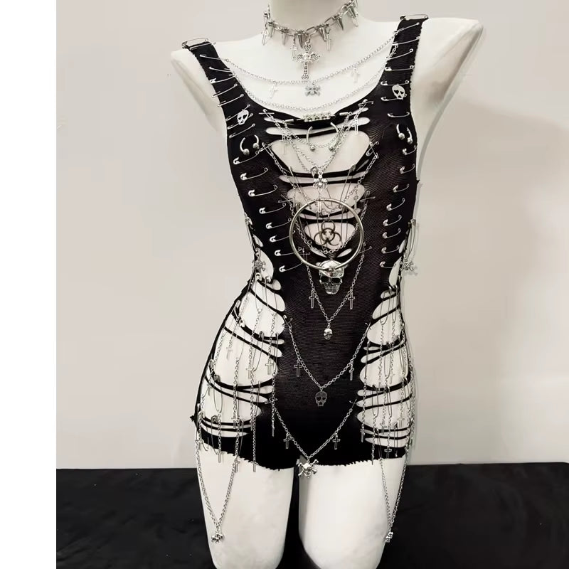 Vista Frontal de Vestido gótico punk negro con rotos conectados por cordones, cruces plateadas y calaveras metálicas