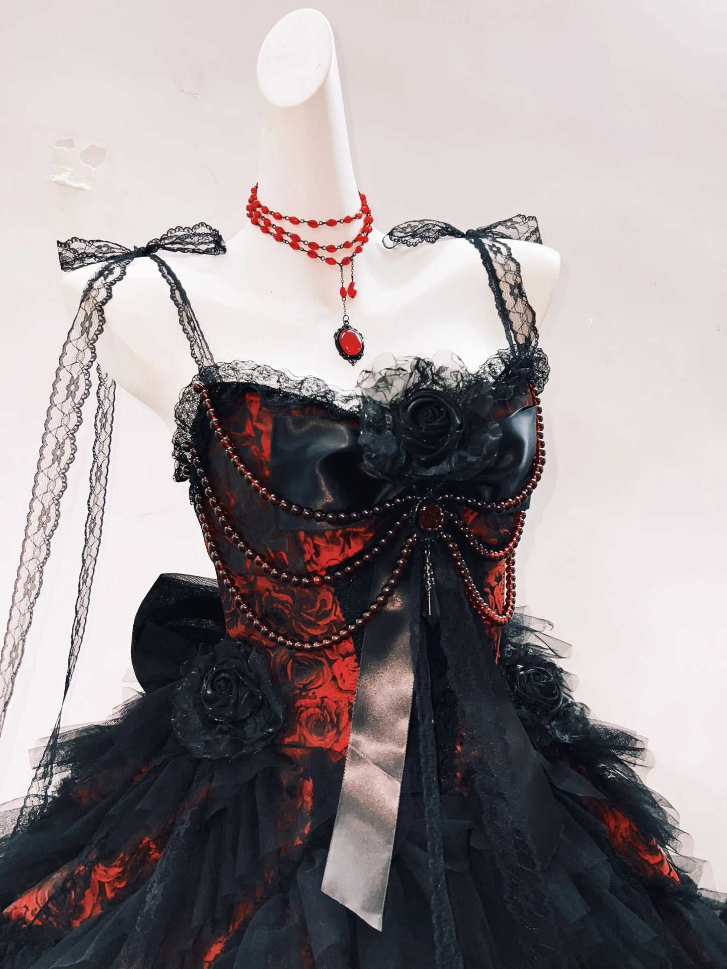 Imagen lateral superior de un vestido gótico vintage con encaje delicado y detalles rebeldes estilo alternativo romántico