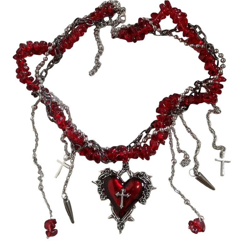 Colgante gótico de corazón con cruces, cadenas y pedrería, disponible en negro y rojo, esta imagen muestra el rojo. Joyería romántica dark