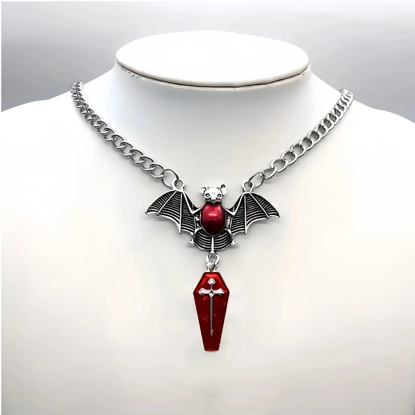 Collar gótico metálico con cuatro variantes: corazón, murciélago con ataúd, murciélago con cruz, joyería dark.
Esta imagen muestra la variante con murciélcago con ataúd.