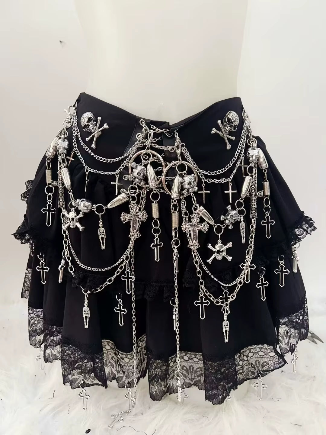 Falda negra con accesorios metálicos, de estilo gótico y punk alternativo