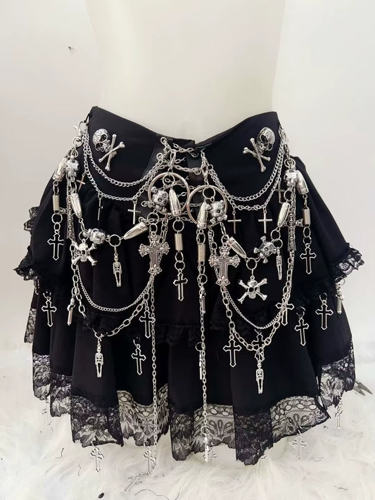 Falda negra con accesorios metálicos, de estilo gótico y punk alternativo