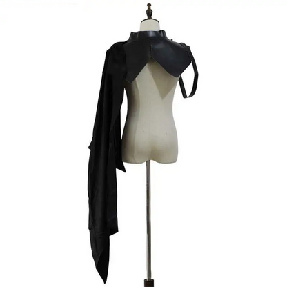 Maniqui por detras con una capa negra un solo hombro gótica medieval con cordones, estilo punk renacentista ajustable
