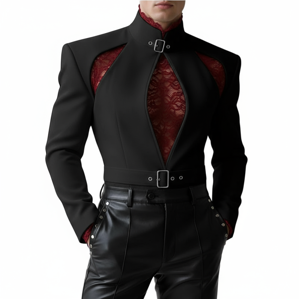 Un modelo vistiendo con layering debajo una chaqueta negra de cuello alto con hebilla, con hombreras, tres huecos en el torso y cinturón integrado