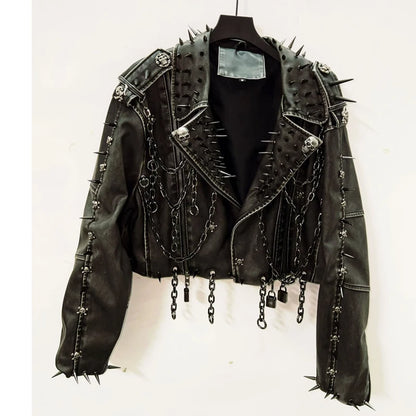 Imagen frontal de una Chaqueta de cuero vintage gótica punk negra con calaveras, pinchos y cadenas estilo alternativo