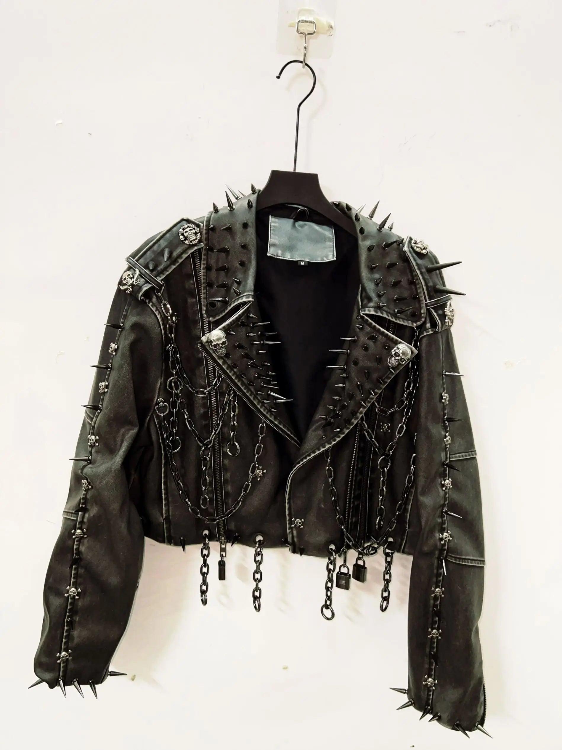 Chaqueta de cuero vintage gótica punk negra con calaveras, pinchos y cadenas estilo alternativo
