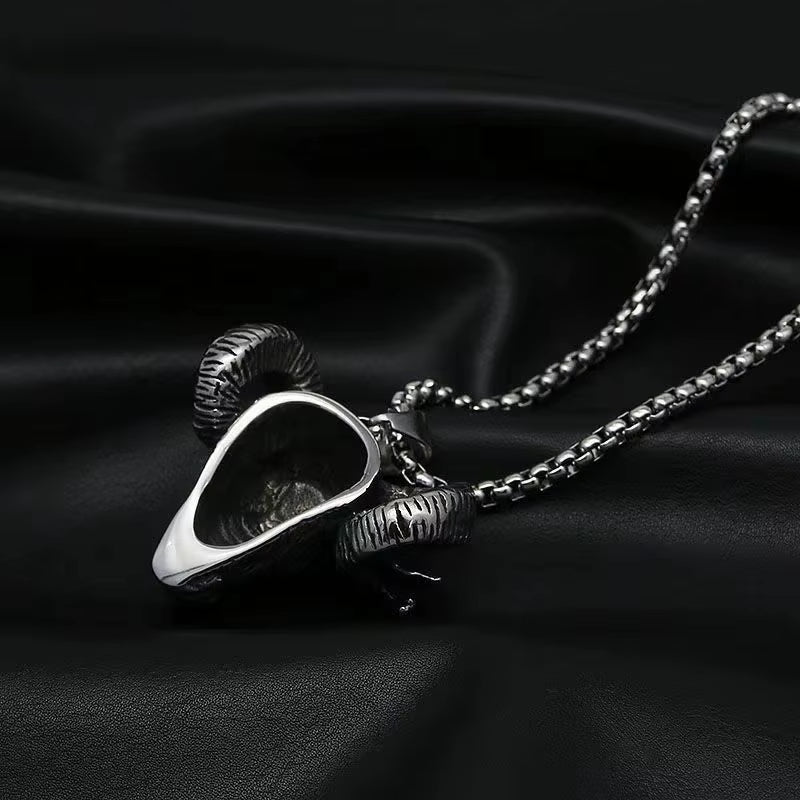Collar gotico con cabeza de cabra y ojo diabólico dado la vuelta, para que se vea que es hueco
