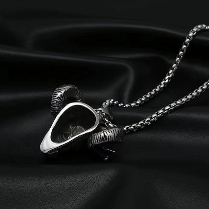 Collar gotico con cabeza de cabra y ojo diabólico dado la vuelta, para que se vea que es hueco