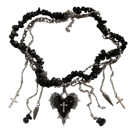 Colgante gótico de corazón con cruces, cadenas y pedrería, disponible en negro y rojo, esta imagen muestra el negro. Joyería romántica dark
