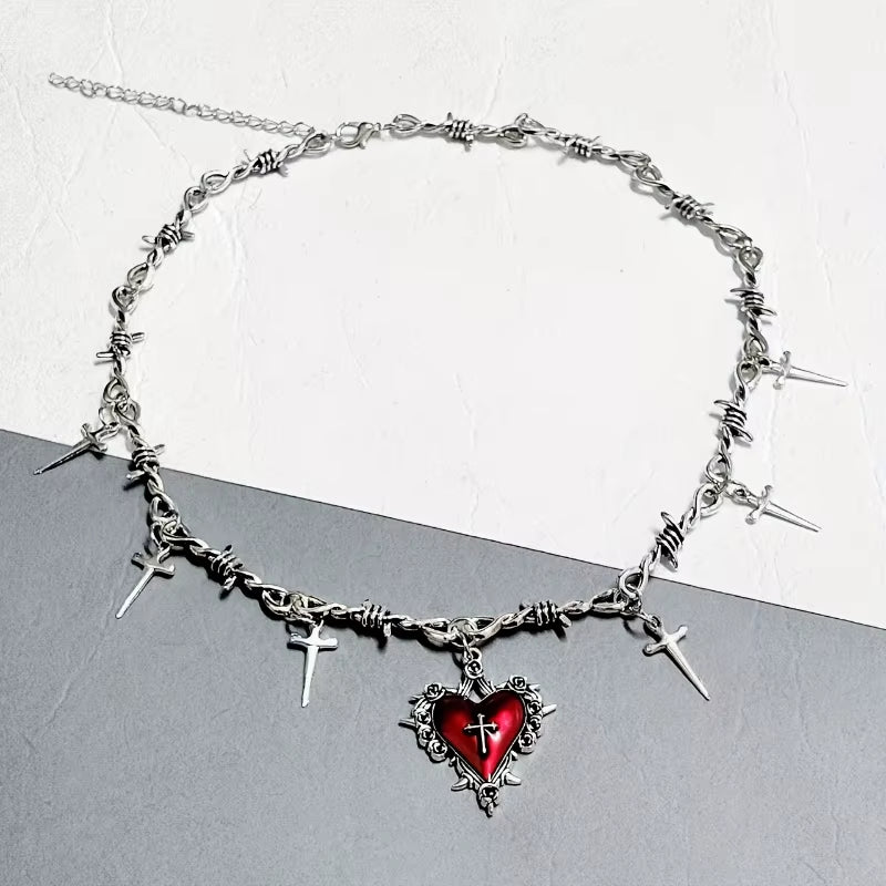 Collar gótico punk con corazón envuelto en espinas y cadena de alambre con púas decorada con múltiples dagas colgantes, joyería extrema
