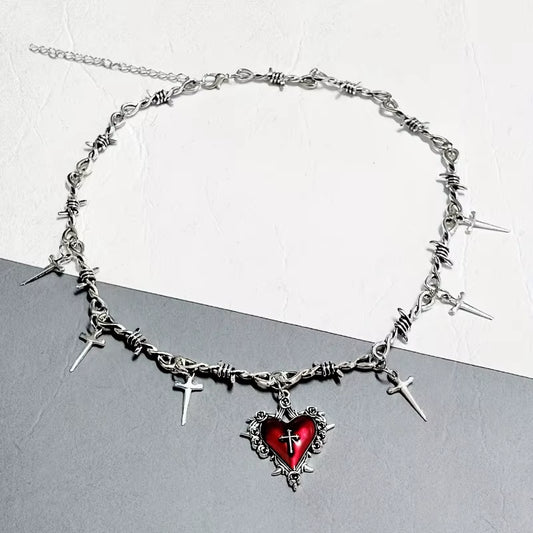 Collar gótico punk con corazón envuelto en espinas y cadena de alambre con púas decorada con múltiples dagas colgantes, joyería extrema
