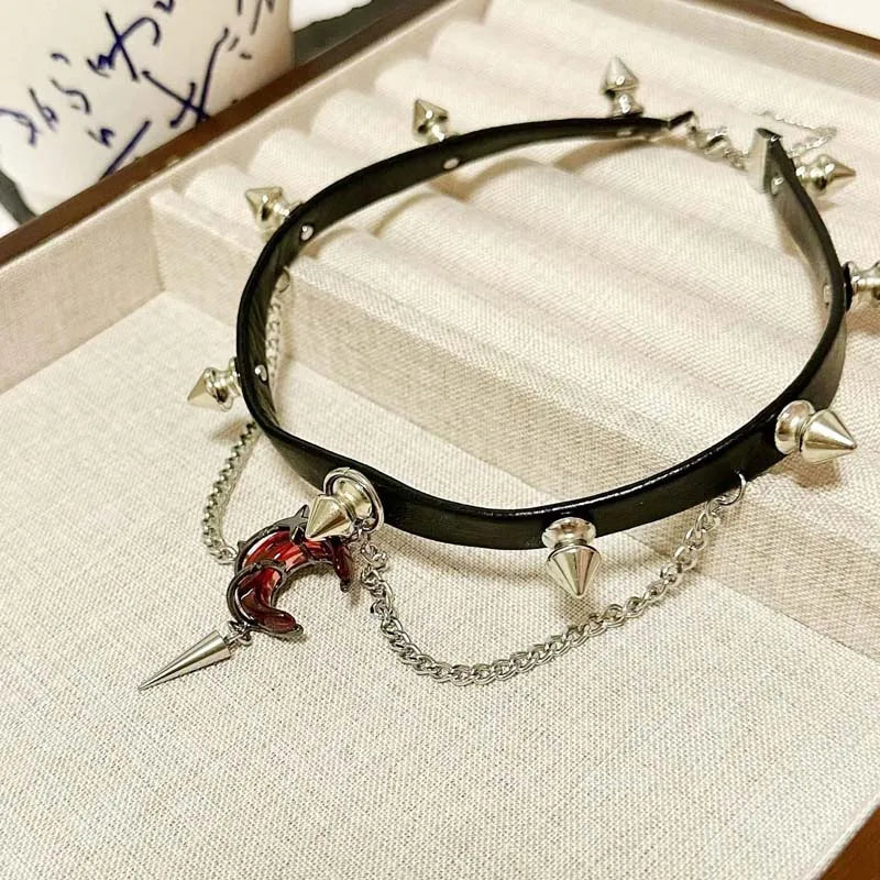 Collar punk de pinchos con cadenas y Luz sangrienta