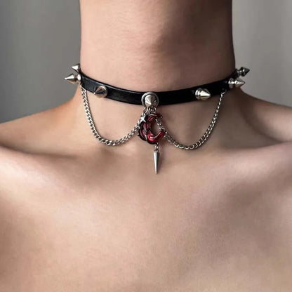 Modelo vistiendo un collar punk con pinchos, cadenas y luna sangrienta