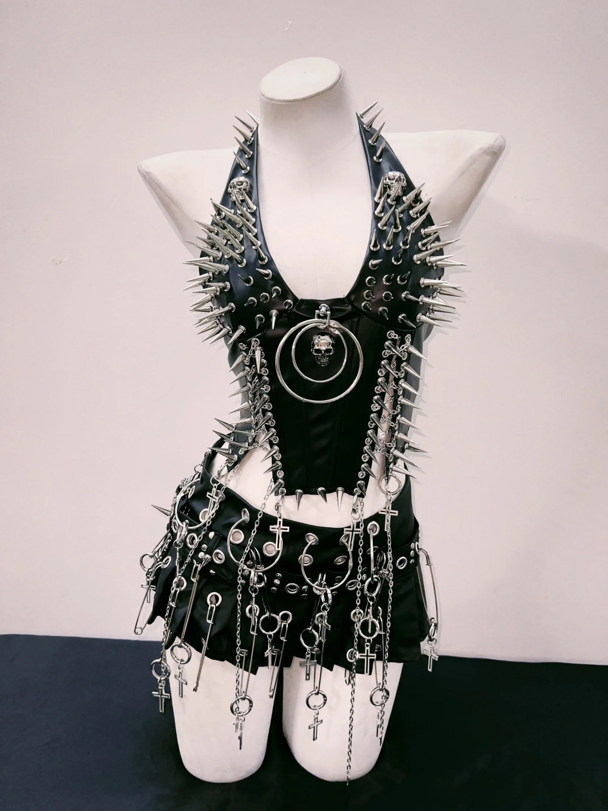 Conjunto bustier y falda góticos punk con remaches, cadenas metálicas y cruces estilo alternativo, se venden por separado
