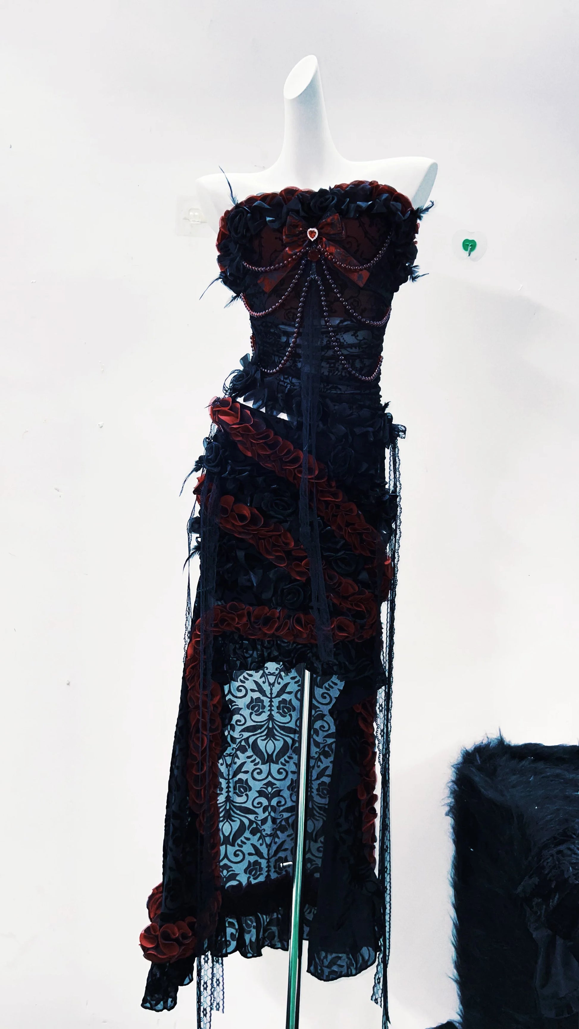 Conjunto formal gótico kawaii de 2 piezas con top y falda separados, lazos rojos, perlas rojas, encaje y estampados preciosos estilo alternativo
