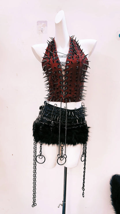 Conjunto top corpiño rojo con pinchos negros y falda gótica negra con cadenas y pelaje estilo punk alternativo
