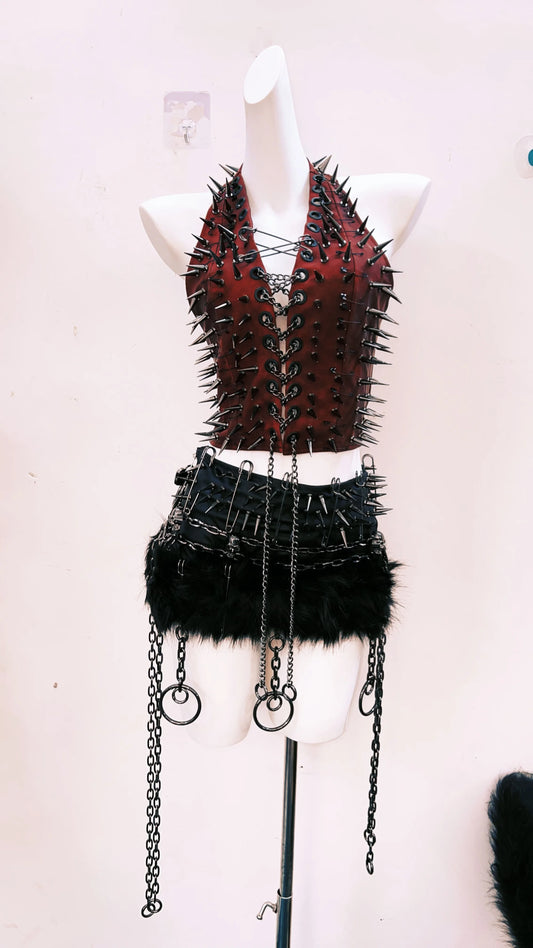 Conjunto top corpiño rojo con pinchos negros y falda gótica negra con cadenas y pelaje estilo punk alternativo
