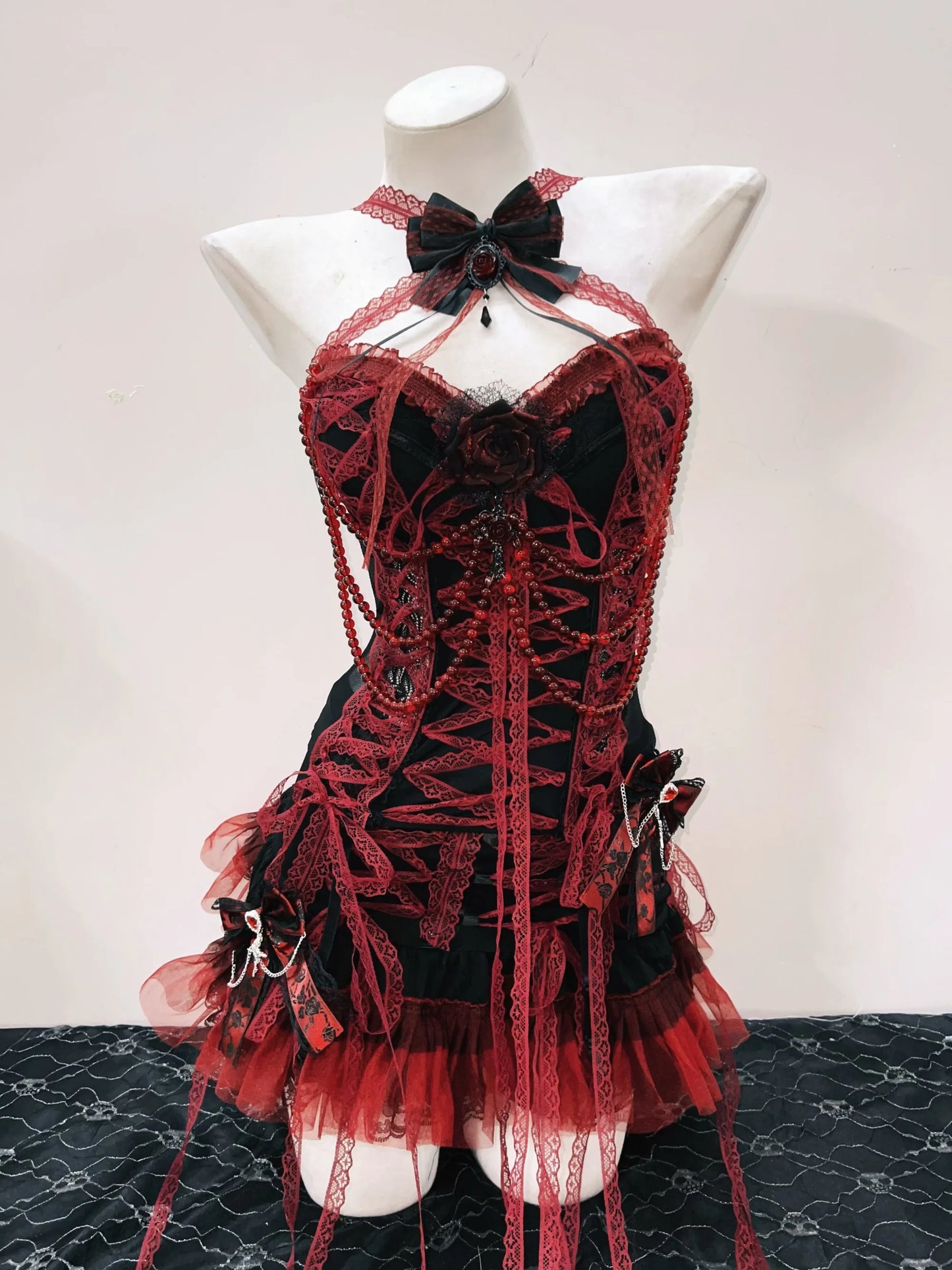 Conjunto top y falda góticos rojos y negros con lazo decorativo y perlas rojas estilo neo gótico vintage punk
