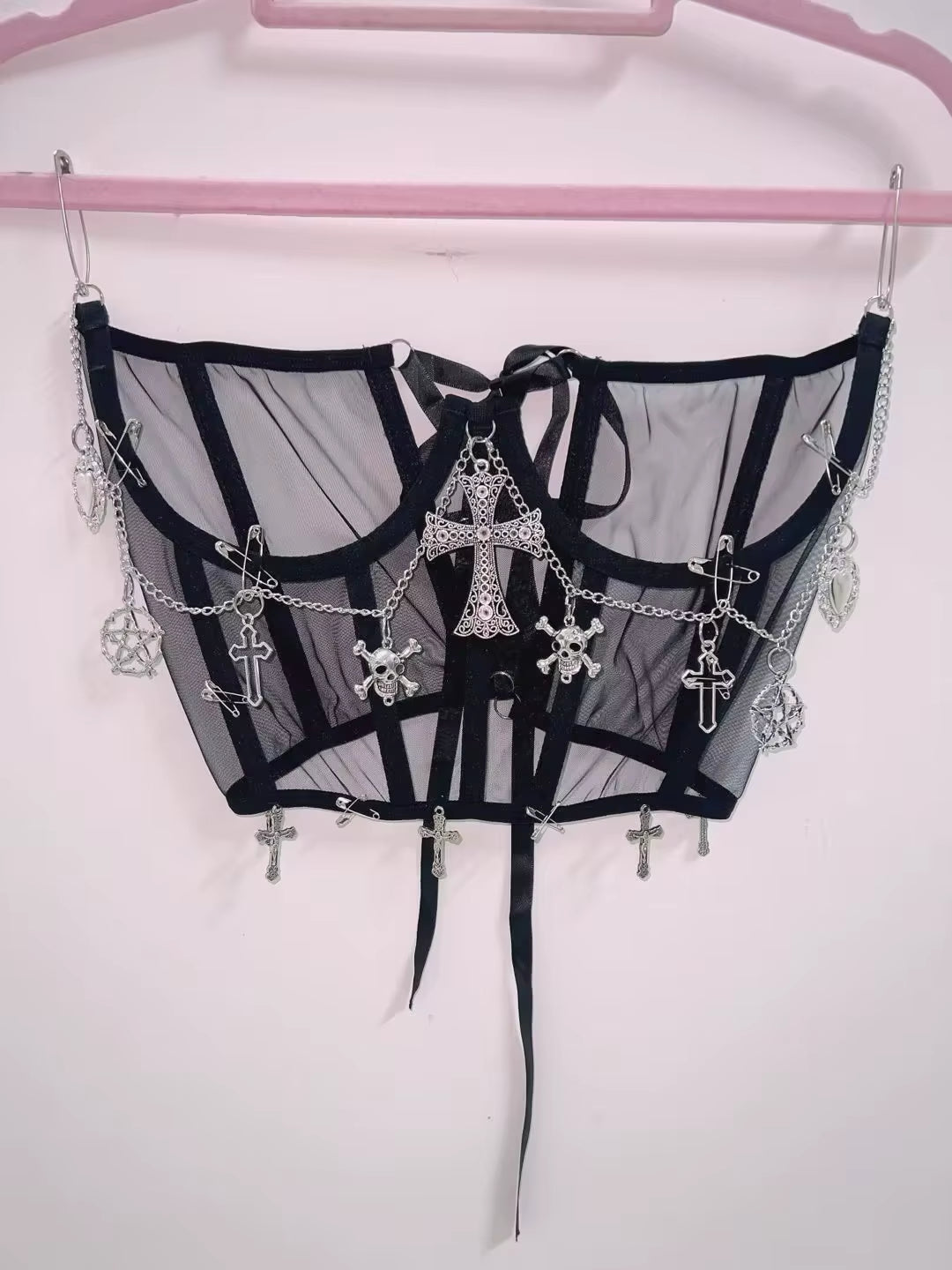 Faja cinturón gótica translúcida y negra con calaveras, cruces y cadenas metálicas estilo punk grunge
