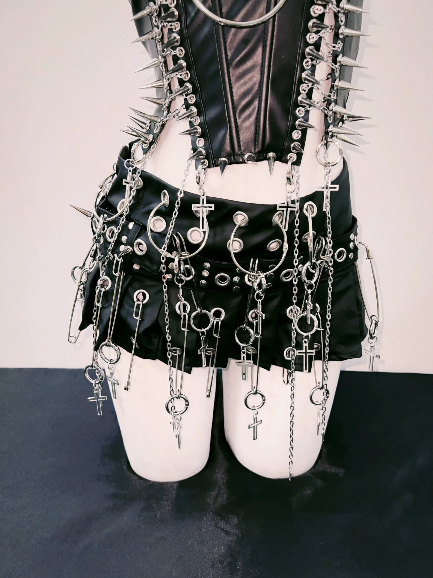 Falda gotica punk con cadenas y cruces estilo alternativo
