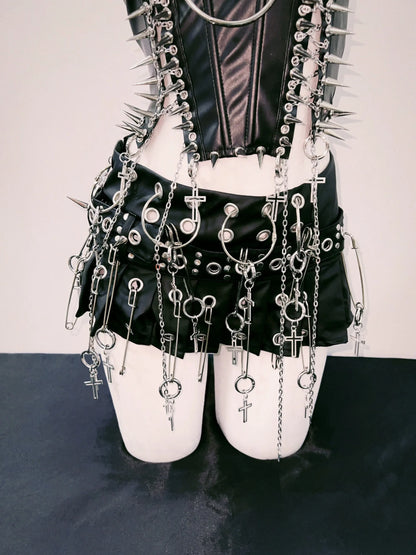 Falda gotica punk con cadenas y cruces estilo alternativo
