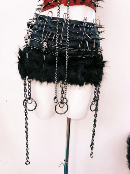 Falda gótica negra con cadenas y pelaje estilo punk alternativo
