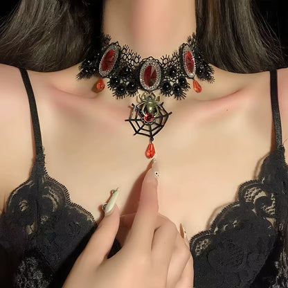 Esta imagen muestra una mujer vistiendo una Gargantilla gótica victoriana de encaje negro con colgante de araña, piedras rojas y cuentas negras, joyería elegante para mujer