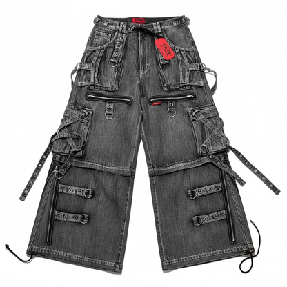 Pantalones anchos holgados dark unisex con multibolsillos desgastados, vaqueros streetwear alternativos estilo urbano gótico con un fondo blanco que hace que el producto destaque