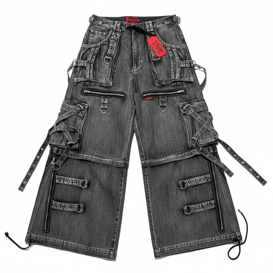 Pantalones anchos holgados dark unisex con multibolsillos desgastados, vaqueros streetwear alternativos estilo urbano gótico con un fondo blanco que hace que el producto destaque