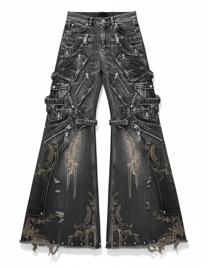 Fondo blanco con unos pantalones cargo goth punk negros multibolsillos acampanados con correas cremalleras tachuelas bordes deshilachados streetwear alternativo