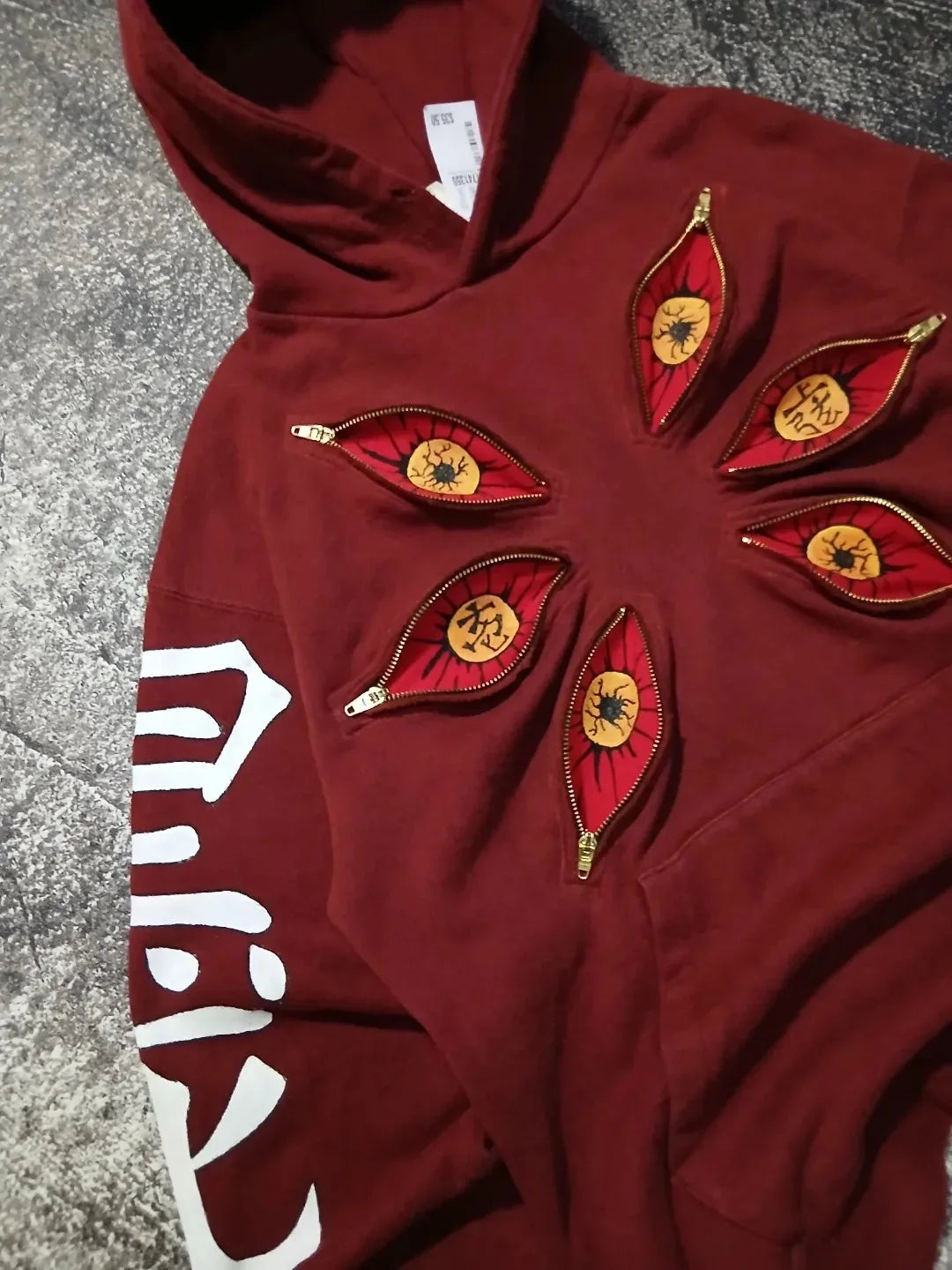Vista de cerca de una sudadera roja con capucha  inspirada en Kokushibo de Demon Slayer, con seis ojos para hombre, hoodie gótica oversized anime streetwear Harajuku