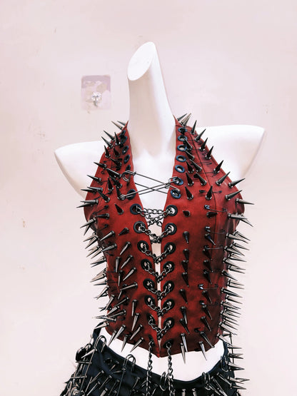 Top corpiño rojo con pinchos negros y cadenas vista frontal

