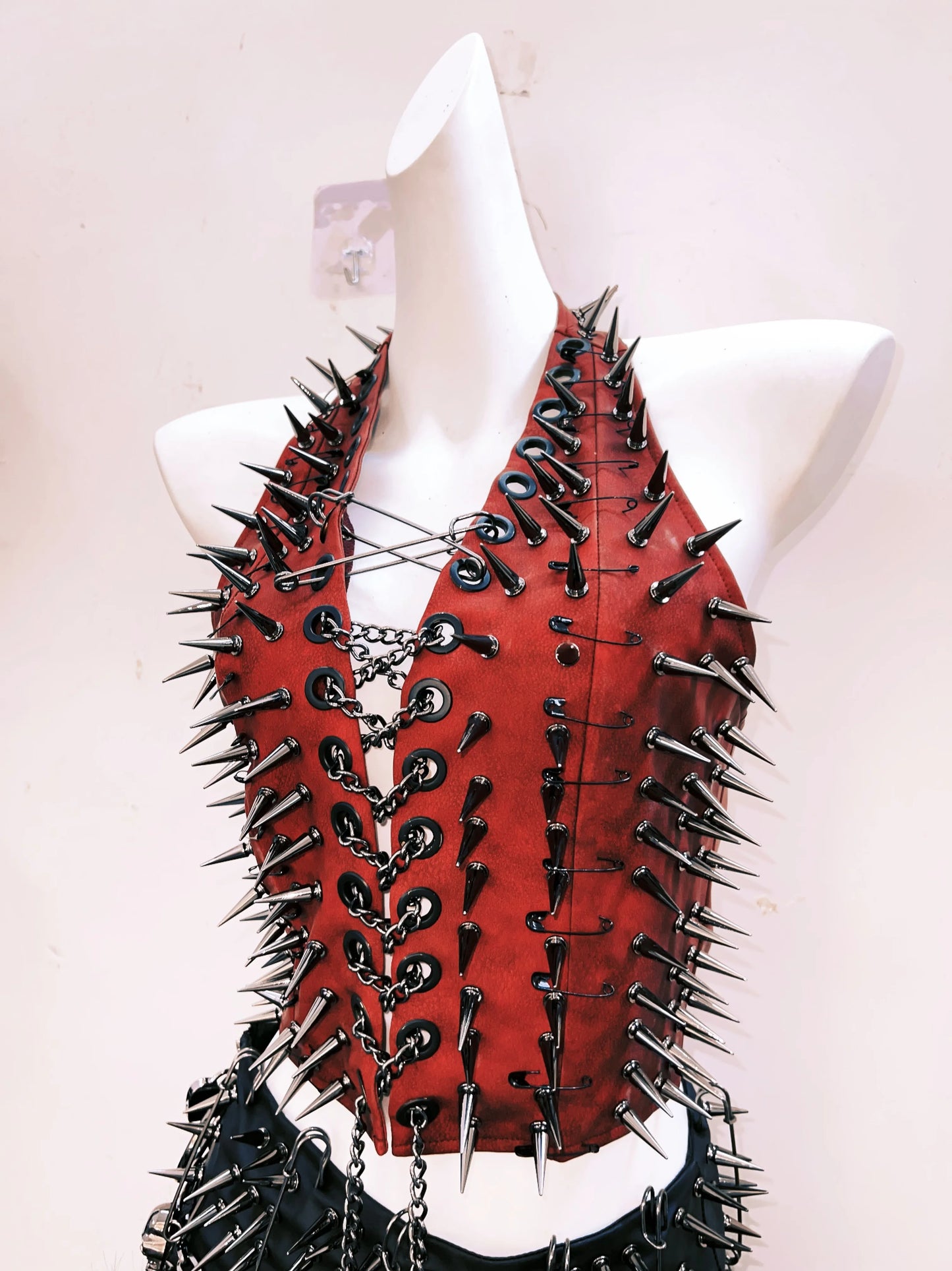 Top corpiño rojo con pinchos negros y cadenas
