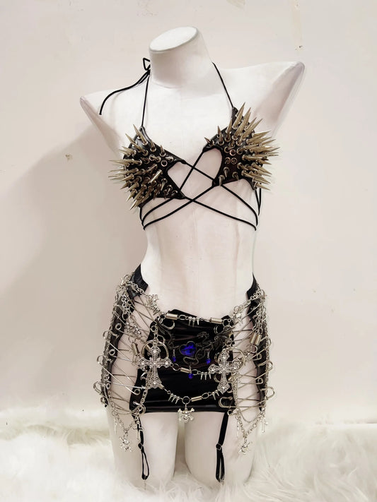 Top sujetador punk gótico negro con pinchos metálicos, tachuelas y remaches estilo alternativo
