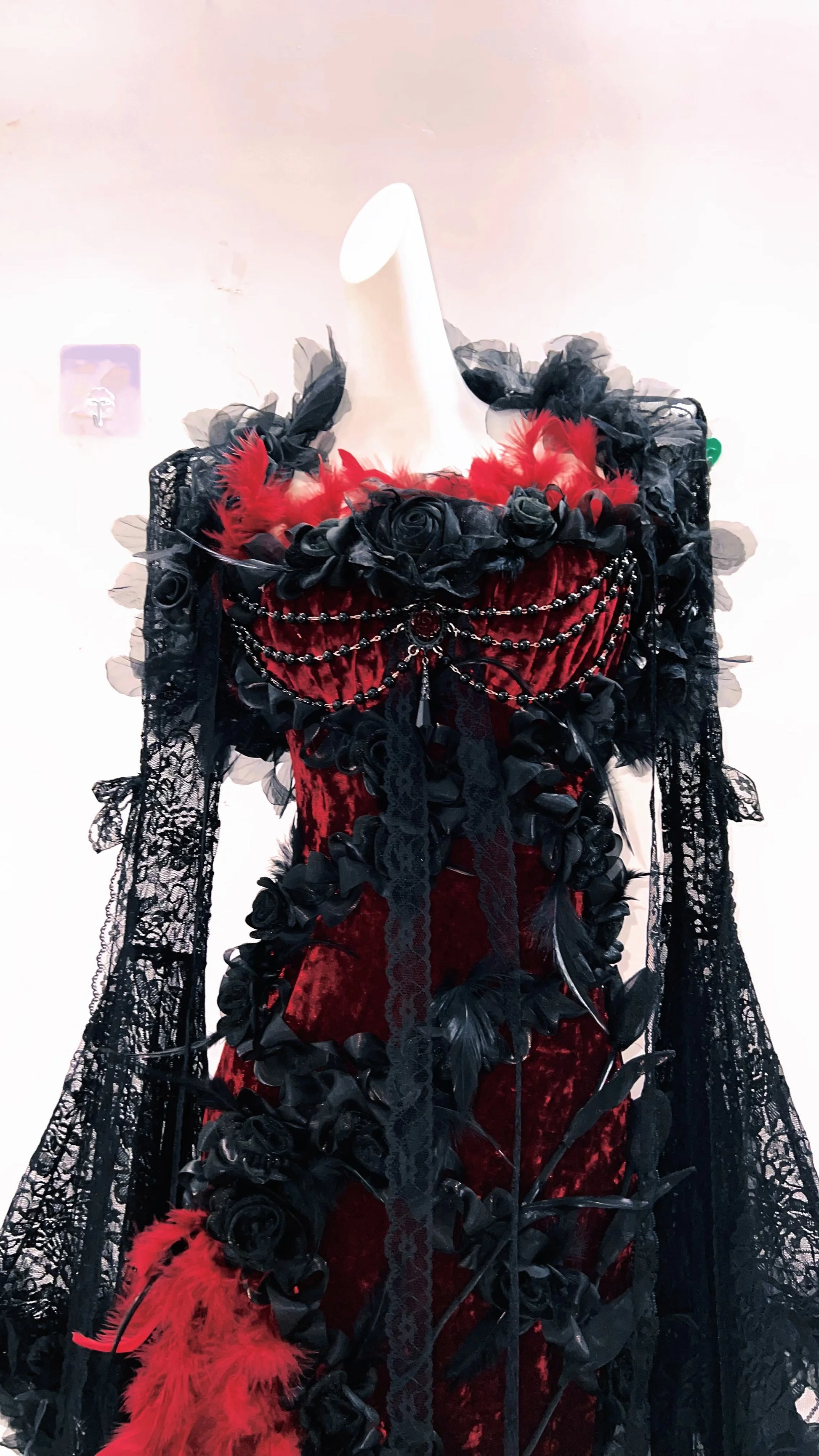 Imagen de la parte superior de un vestido formal Red Feather de 2 piezas con estética de plumas rojas, mangas largas de encaje vintage y rosas negras entrelazadas estilo gótico
