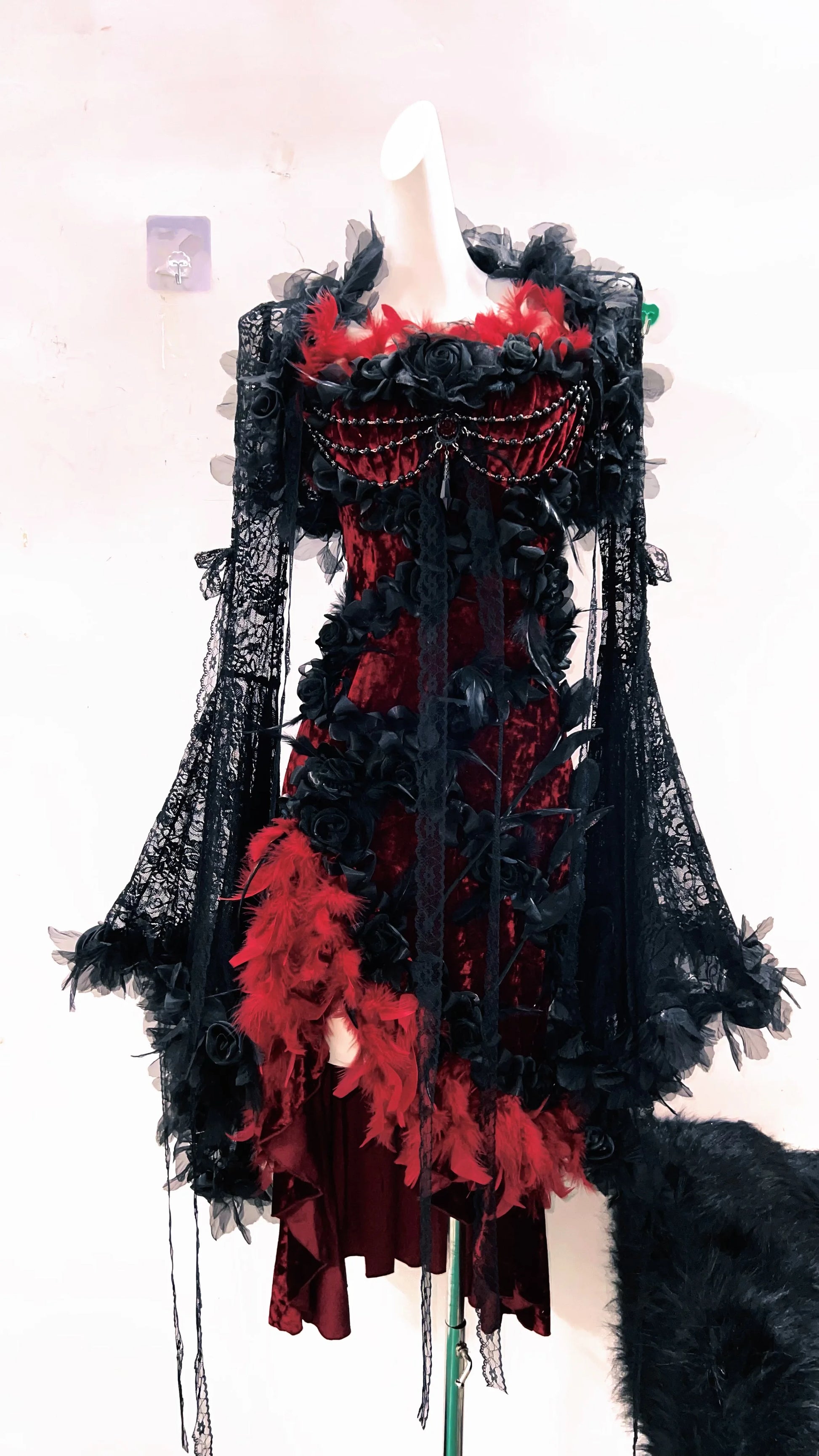 Vestido formal Red Feather de 2 piezas con estética de plumas rojas, mangas largas de encaje vintage y rosas negras entrelazadas estilo gótico
