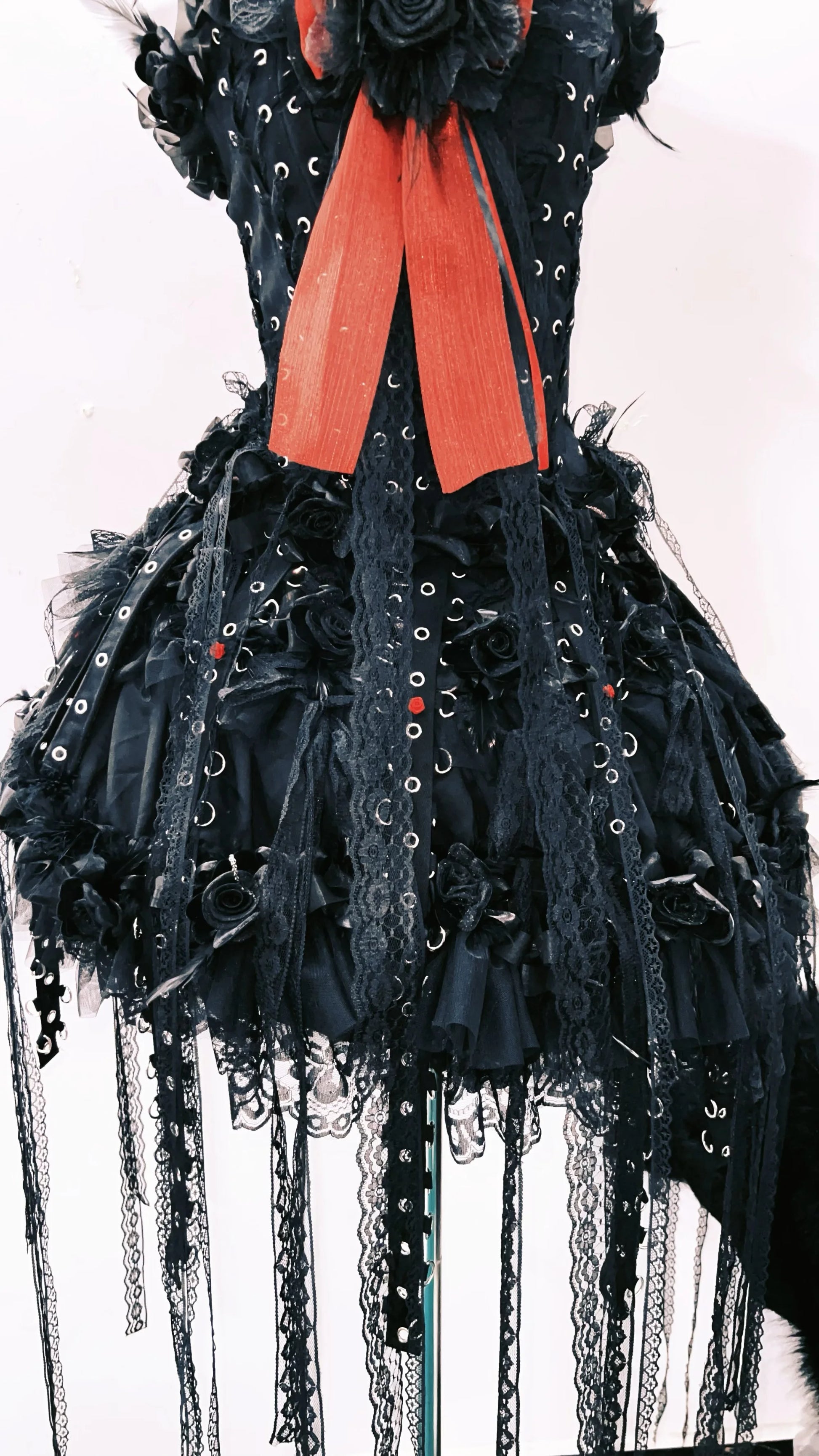 Vestido gótico de 2 piezas con top de encaje vintage sin mangas y falda larga negra estilo alternativo romántico kawaii, imagen de la parte inferior