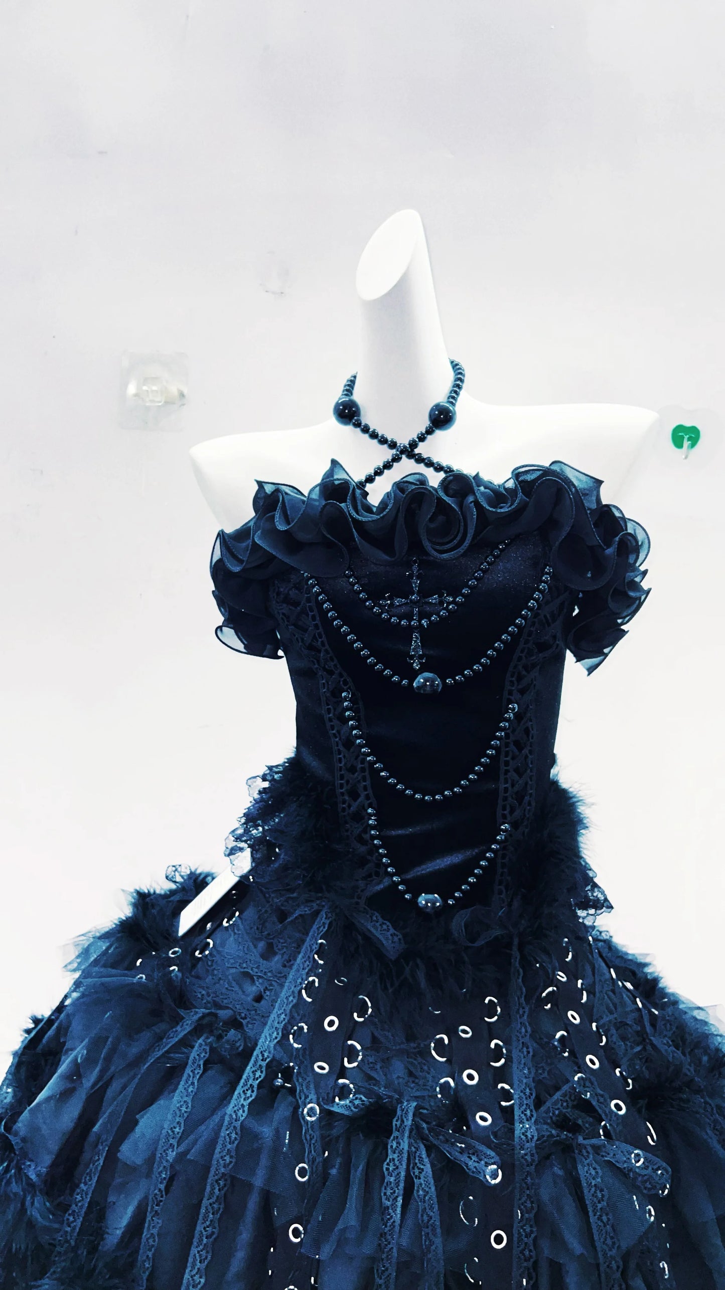 Imagen de cerca de un vestido gótico alternativo negro sin mangas con falda ancha voluminosa y detalles de encaje estilo gótico