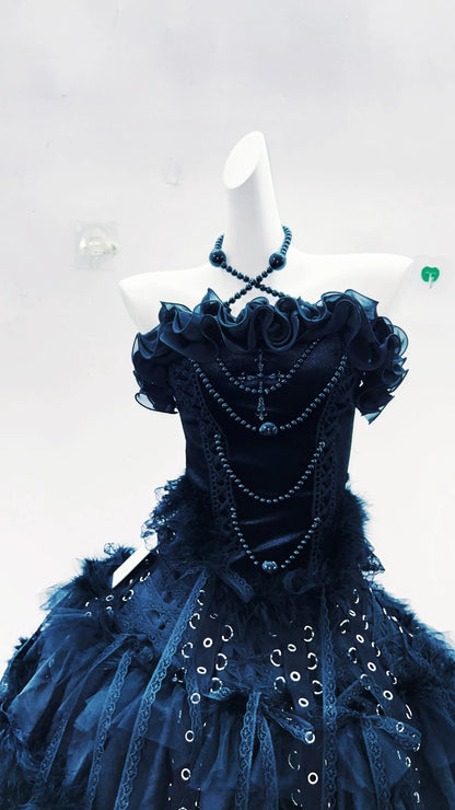 Imagen de cerca de un vestido gótico alternativo negro sin mangas con falda ancha voluminosa y detalles de encaje estilo gótico