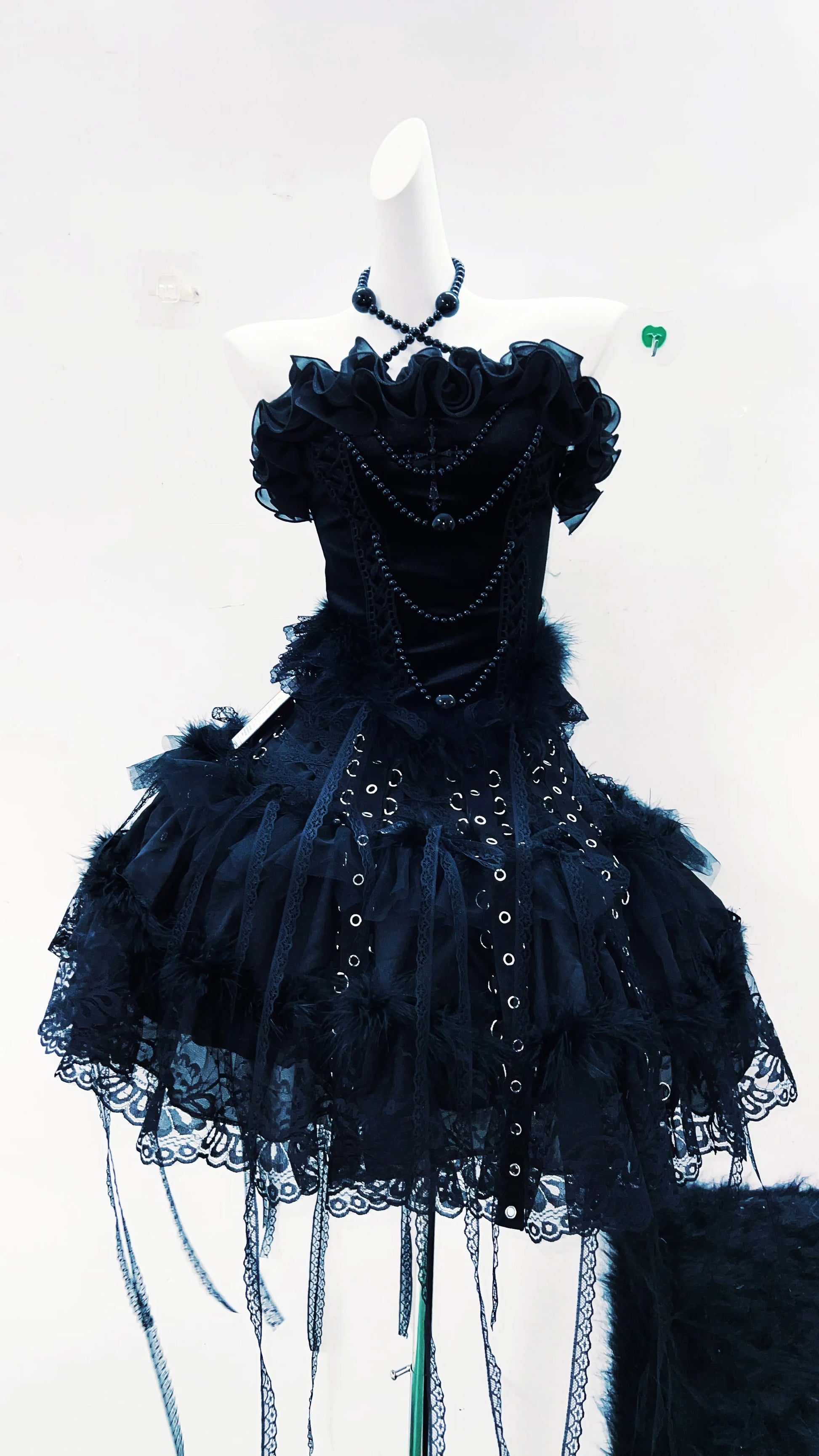 Vestido gótico alternativo negro sin mangas con falda ancha voluminosa y detalles de encaje estilo gótico
