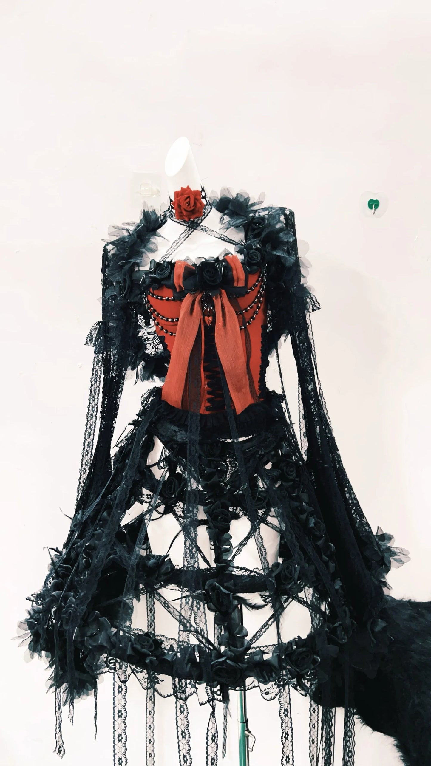 Vestido gótico con mangas y falda con diseño cruzado en el pecho y detalles vintage estilo alternativo romántico, como lazos y rosas
