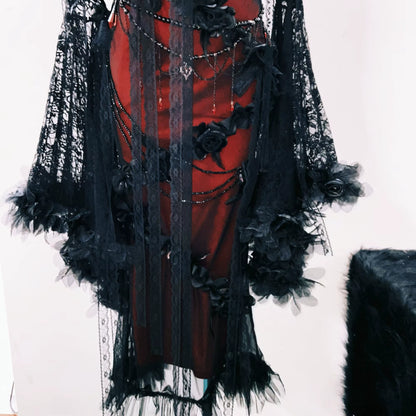 Falda de un vestido gótico rojo y negro con cruz negra en el pecho, encaje vintage y diseño de estilo alternativo romántico